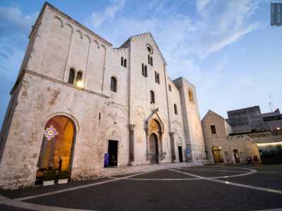Bari Vecchia � Dal Porto possiamo �salire� a Bari Vecchia: il centro storico cittadino delimitato dal lungomare, piazza Massari e corso Vittorio Emanuele. Un �luogo a parte�, nato 4000 anni fa nella zona di piazza San Pietro, dove tra archi, vicoli, corti, piazze, edicole votive e sottani sono ospitati i principali monumenti del capoluogo pugliese 